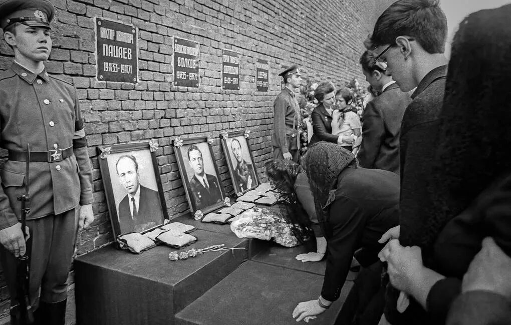 Экипаж ил петрушин. Экипаж погибшего а 50. Фотографии экипажа союз 11 погибшего. Майор гурьев-лётчик. Экипаж погибшего а 50.