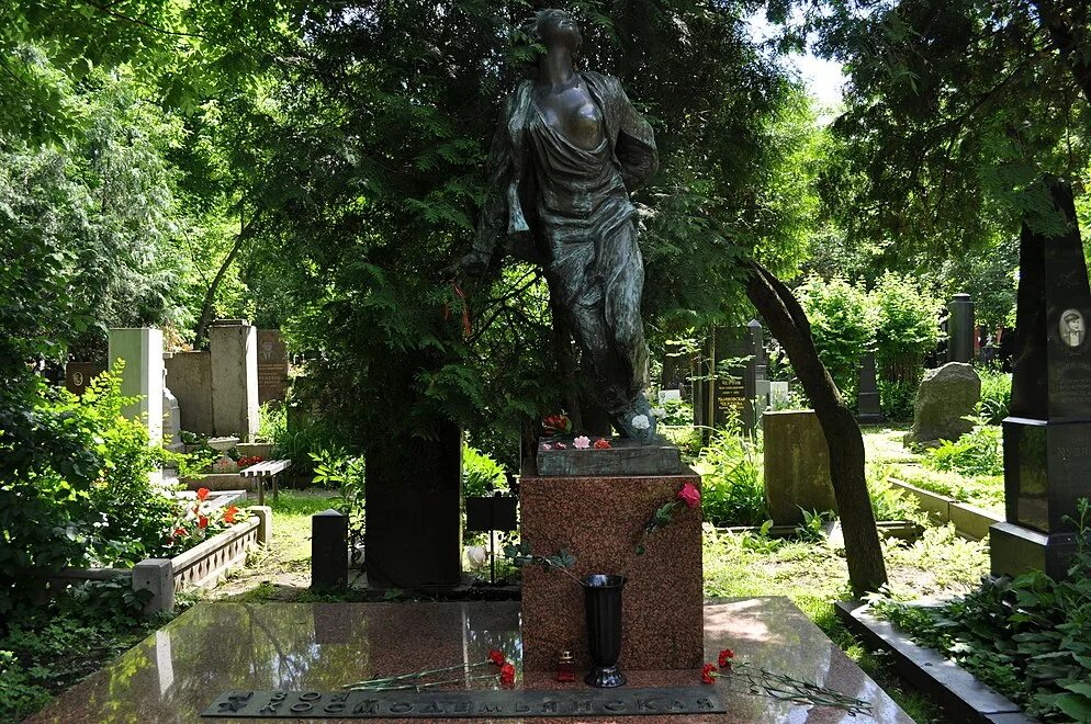 Памятник зое космодемьянской на новодевичьем. Памятник на могиле зои космодемьянской на новодевичьем кладбище. Памятник на могиле зои космодемьянской на новодевичьем кладбище. Могила зои космодемьянской на новодевичьем кладбище. Памятник зое космодемьянской на новодевичьем кладбище.