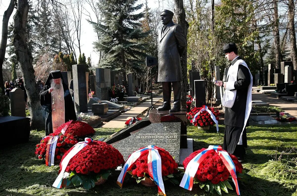 Памятники на могилу. Памятники на Новодевичьем кладбище. Жириновский памятник на могиле.