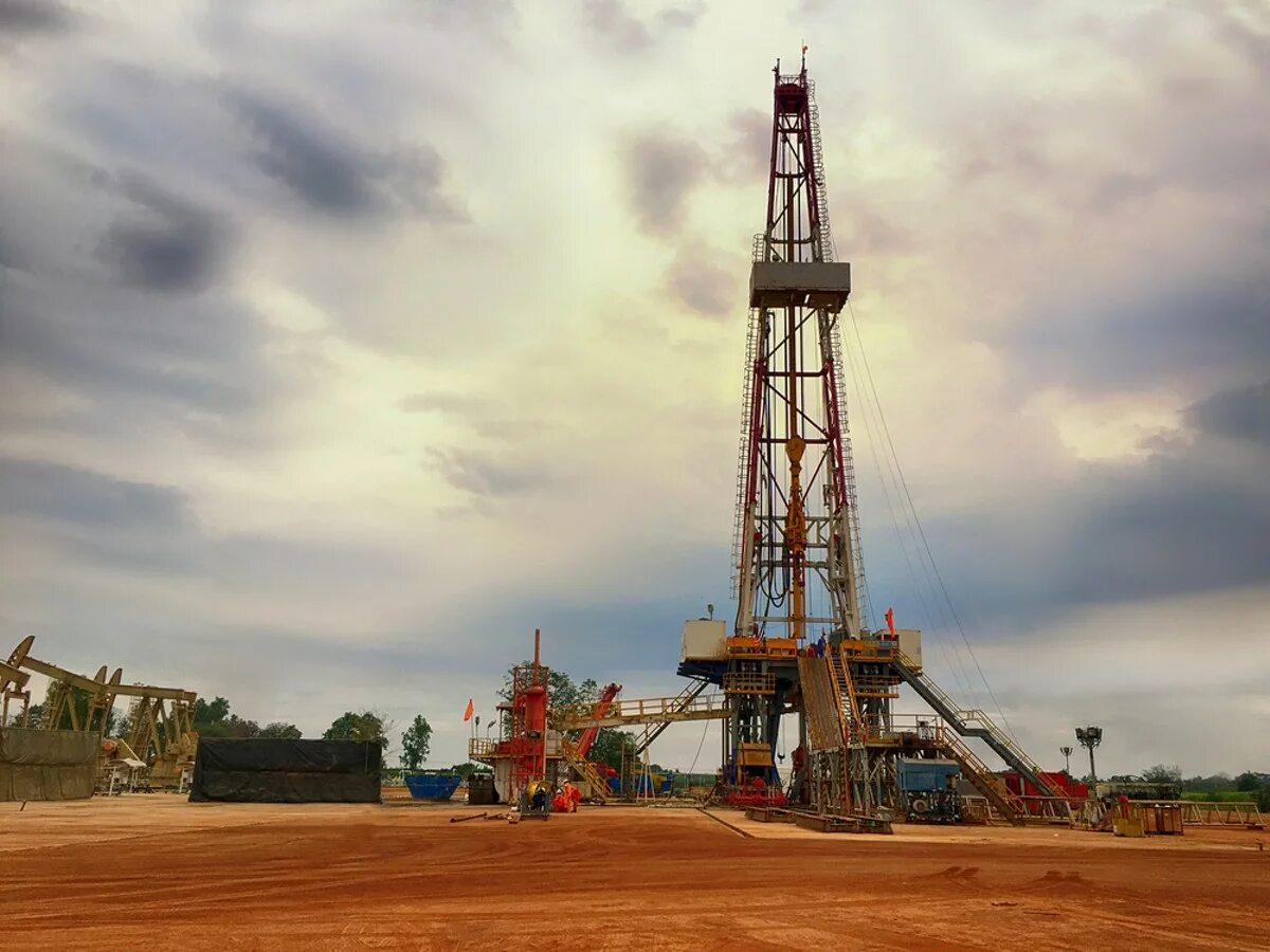 Добыча нефти и газа. Нсх азия дриллинг. Бурильщик нефтяных скважин. Oil and gas drilling. Бурение газовых скважин.