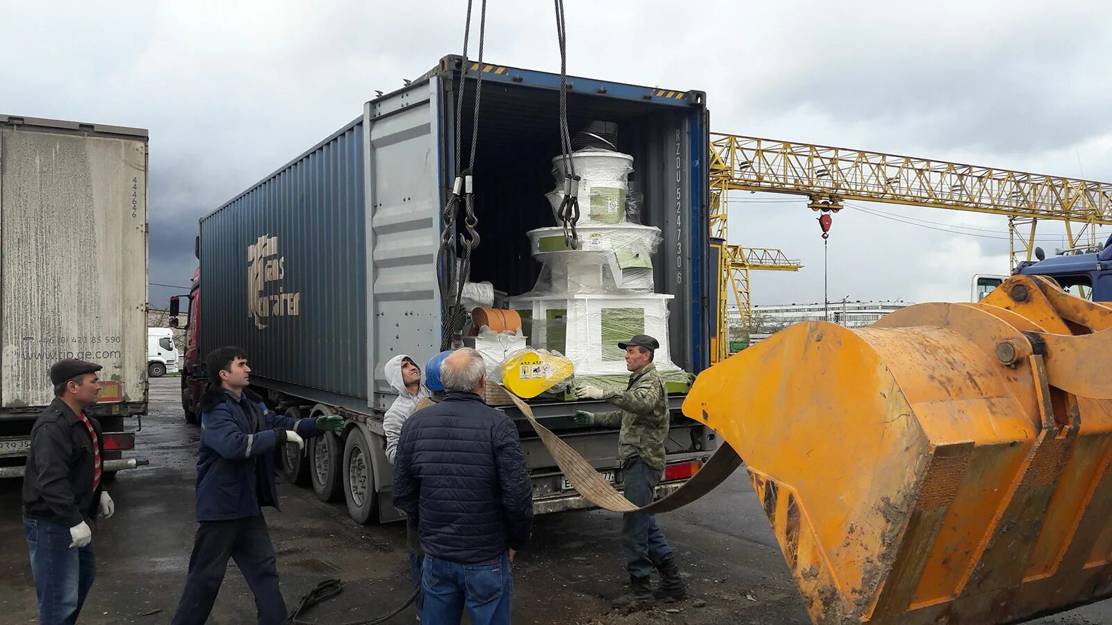 Погрузка груза в контейнер. Разгрузка контейнеров. Погрузка разгрузка контейнеров. Выгрузка контейнера. Контейнер для металлолома.