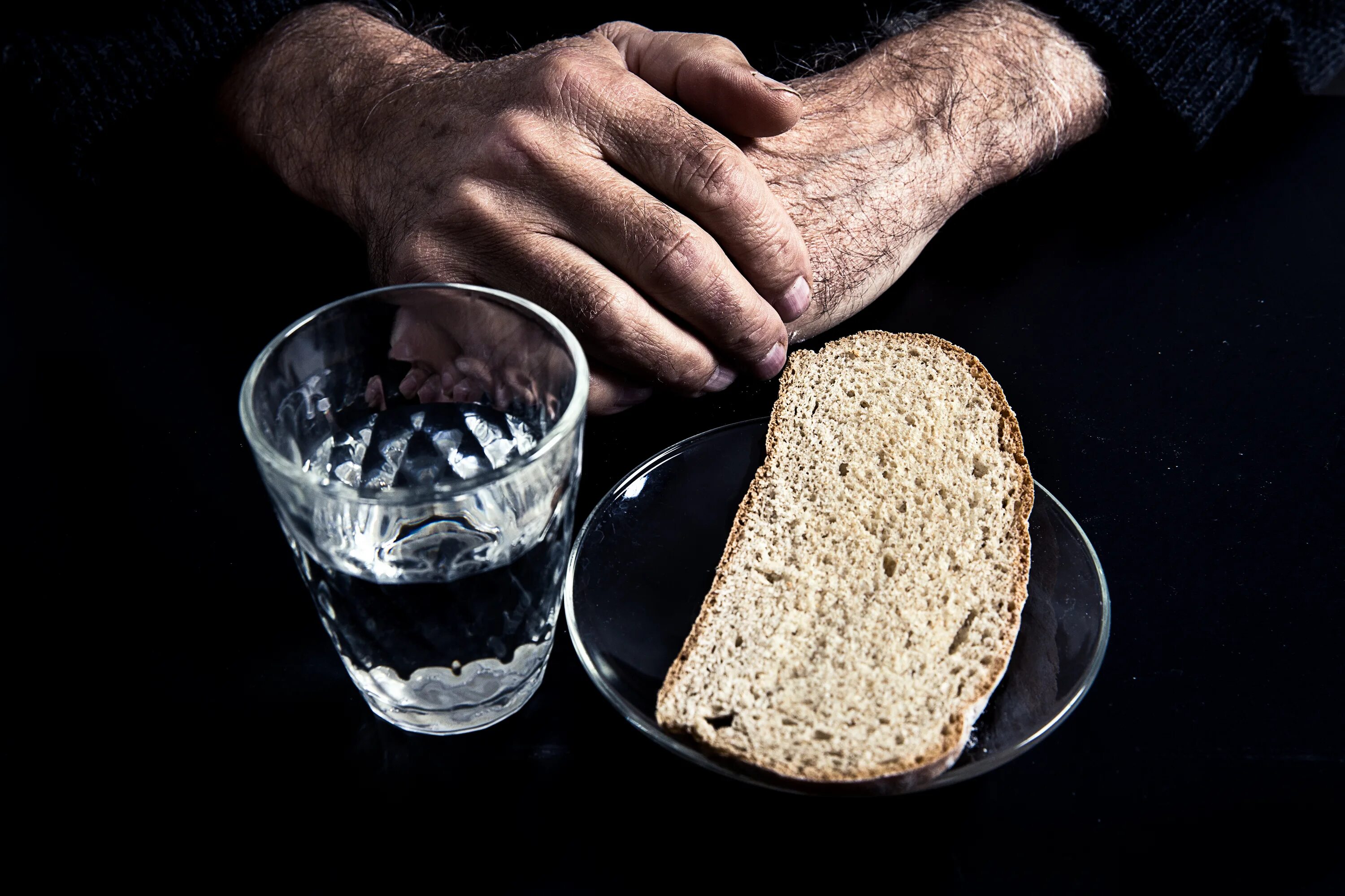 Воды и хлеба дай. Хлеб и вода. Кусочек хлеба. Стакан воды и кусок хлеба. Пост хлеб и вода.