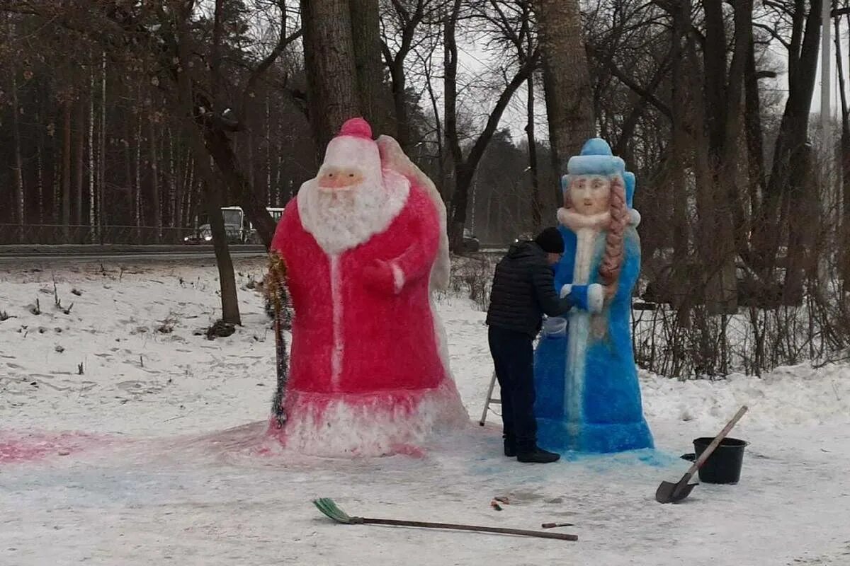 Уличная борьба дед мороз. Снежный дед Мороз. Дед Мороз из снега. Снегурочка из снега. Дед Мороз из снега в Ярославле.