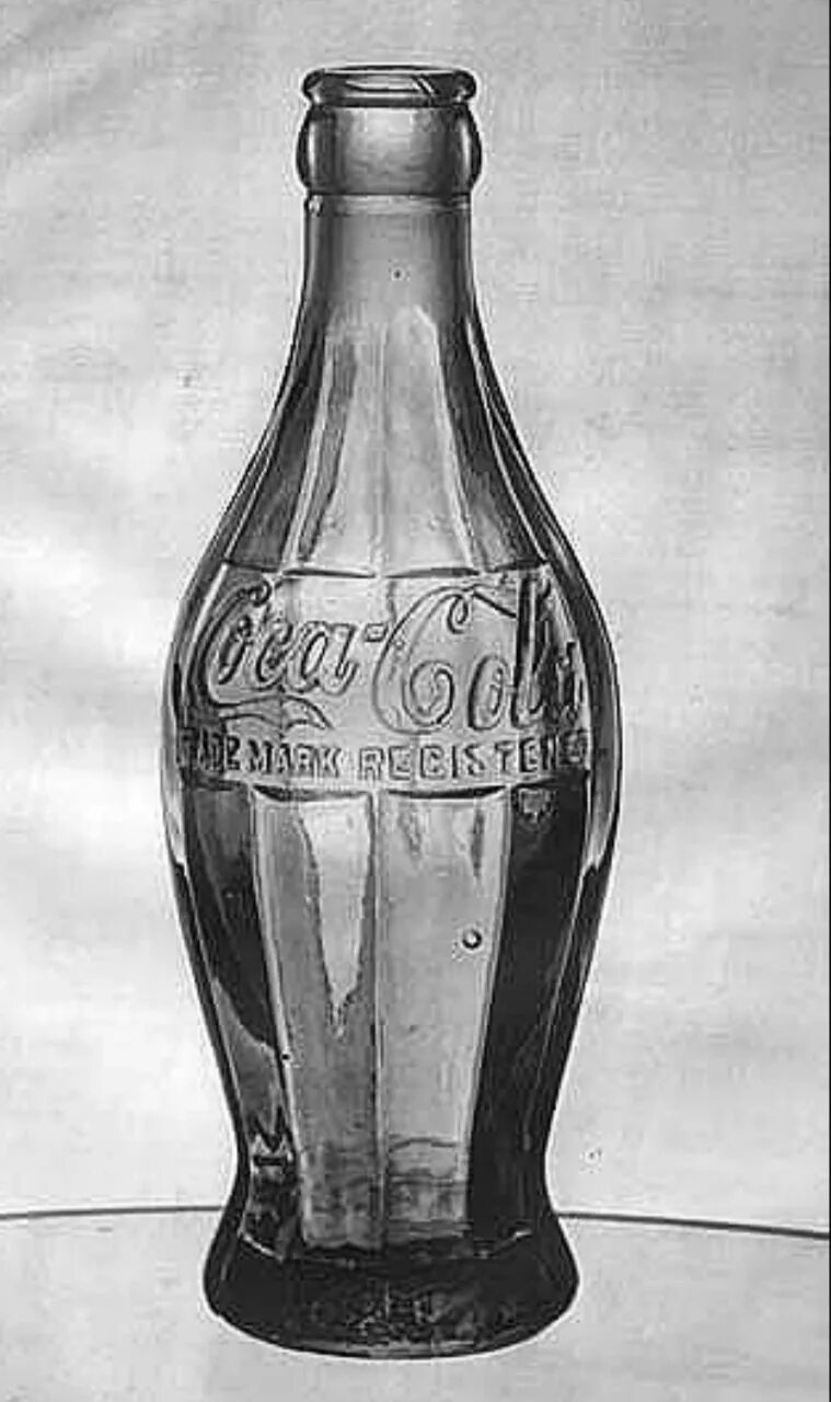 Первая бутылочка. Кока кола 1886 года. Кока кола бутылка 1915. Бутылка Кока колы 1915 года. Кока кола 1886 бутылка.
