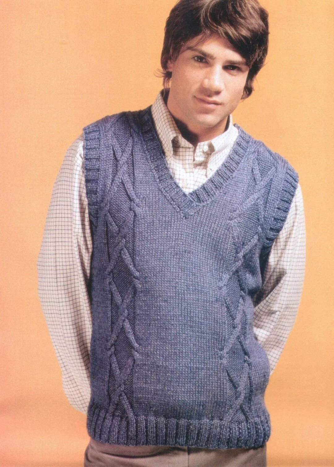 Мужской безрукавка вязаный спицами. Жилет knitted vest мужской. Безрукавка мужская вязаная. Жилет мужской вязаный. Безрукавка мужская вязаная.
