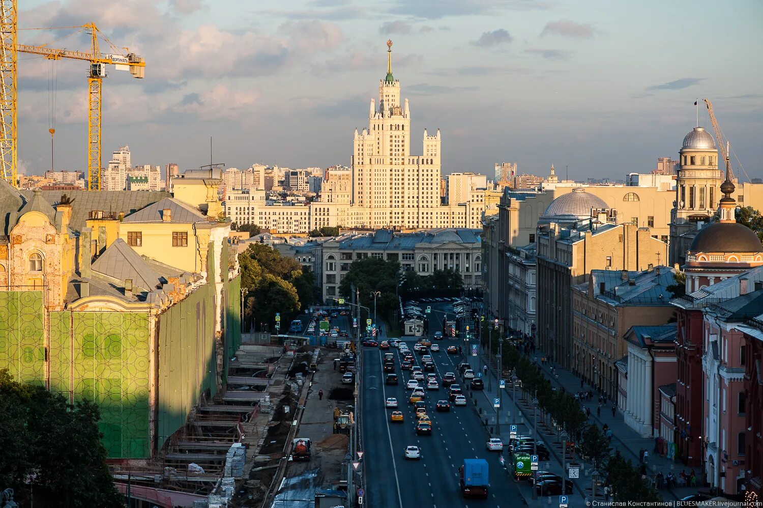 Сверху всё видно. Фотографии картинку на которой видна вся Москва. Roofs of Moscow фото экскурсии. Сверху видно всё картинки.