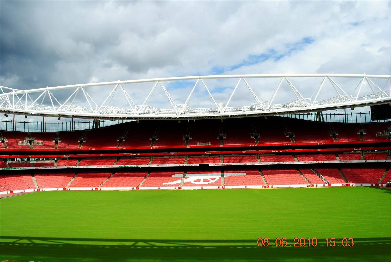 Стадион алиса. Emirates stadium. стадион арти. футбольный стадион в новосибирске. ограждение стадиона.