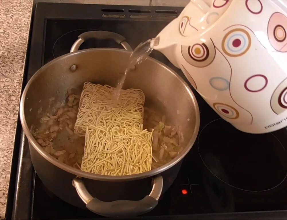 Варить лапшу быстрого приготовления