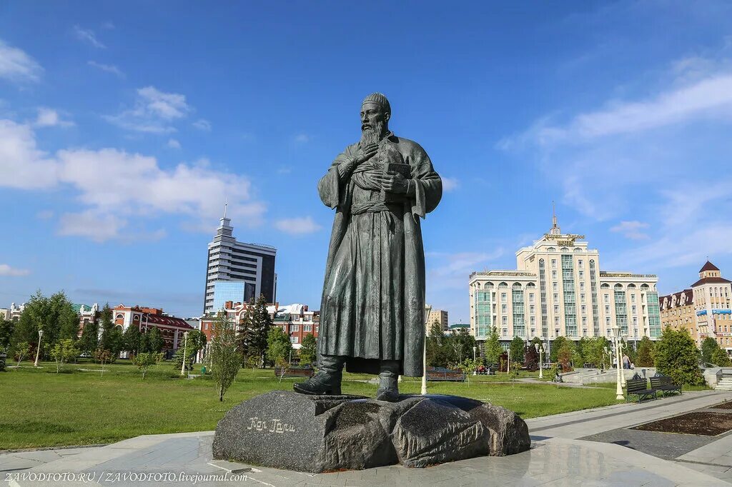Памятник рустему яхину в казани. Памятник габдулле тукаю (москва). Памятник габдулле тукаю (казань, улица пушкина). Памятник габдулле тукаю в казани. Памятник основателям казани.
