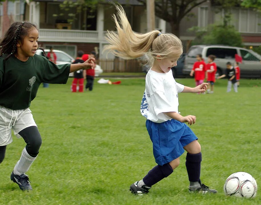 I can playing football. Футбол дети. Дети футболисты с длинными волосами. Детский садик футболистка. Футбол дети и взрослые.