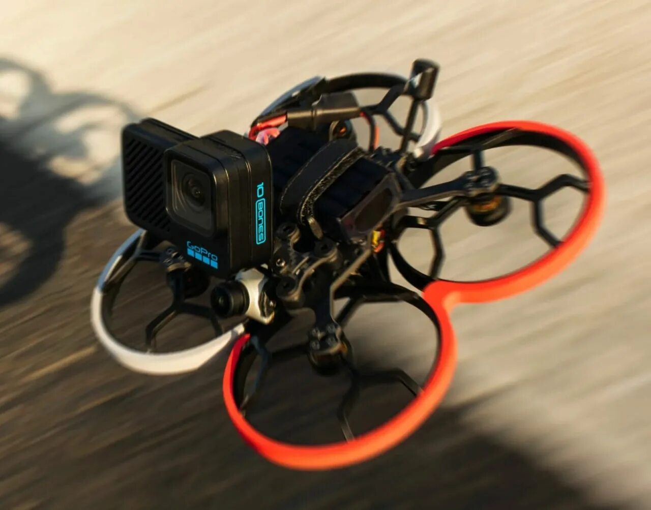 Чем отличается fpv от обычных дронов. Gopro 10 bones. gopro hero 10. fpv drone gopro 11. fpv дрон камикадзе.
