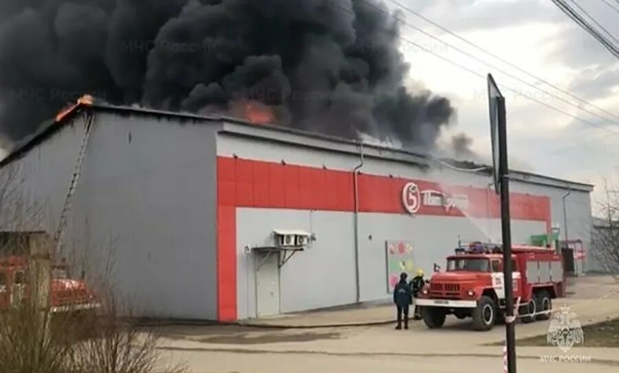 Что горит в калуге сейчас. Пожар. сгорел магазин. пятерочка горит. пожар в пятерочке.