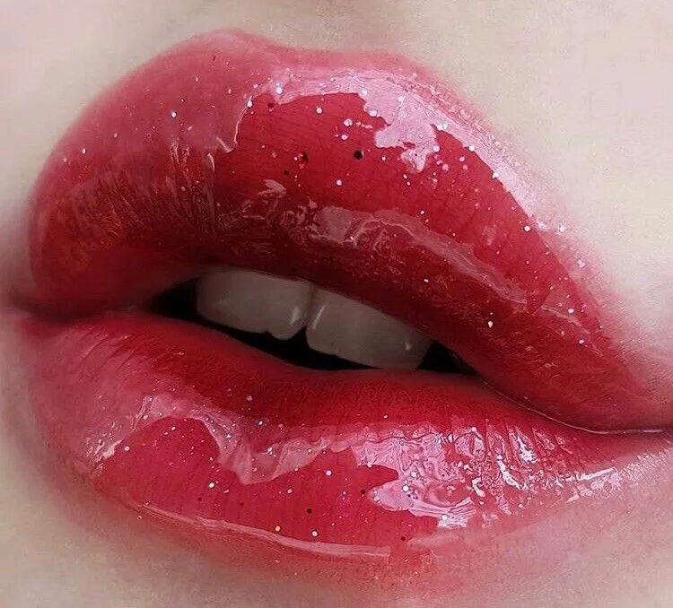 Блеск твоих губ. Блеск для губ. Красивые губы с блеском. Губы с блеском Эстетика. Помада блеск для губ.