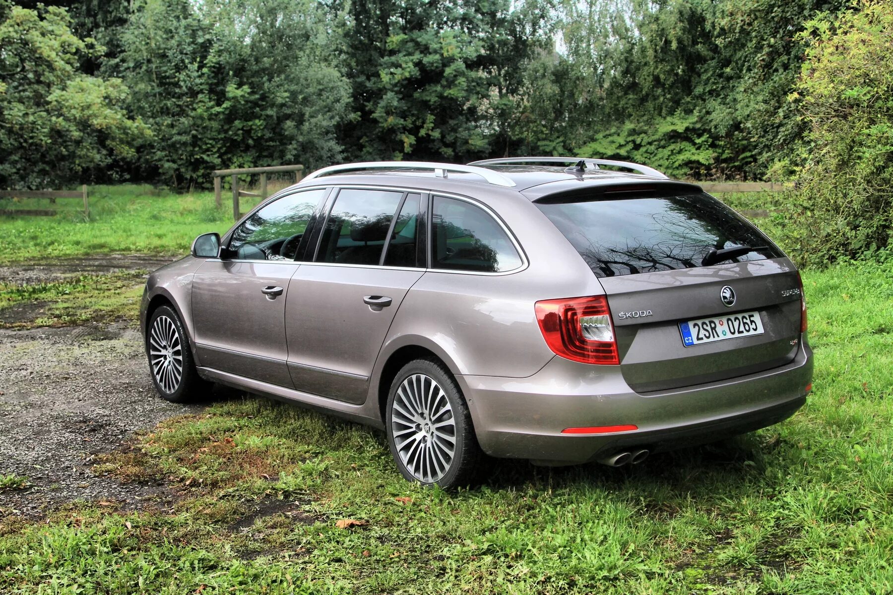 Универсалы в нижегородской области. Шкода Суперб универсал. Skoda Superb Combi 2013. Шкода Суперб универсал 2013. Шкода Суперб универсал 2012.