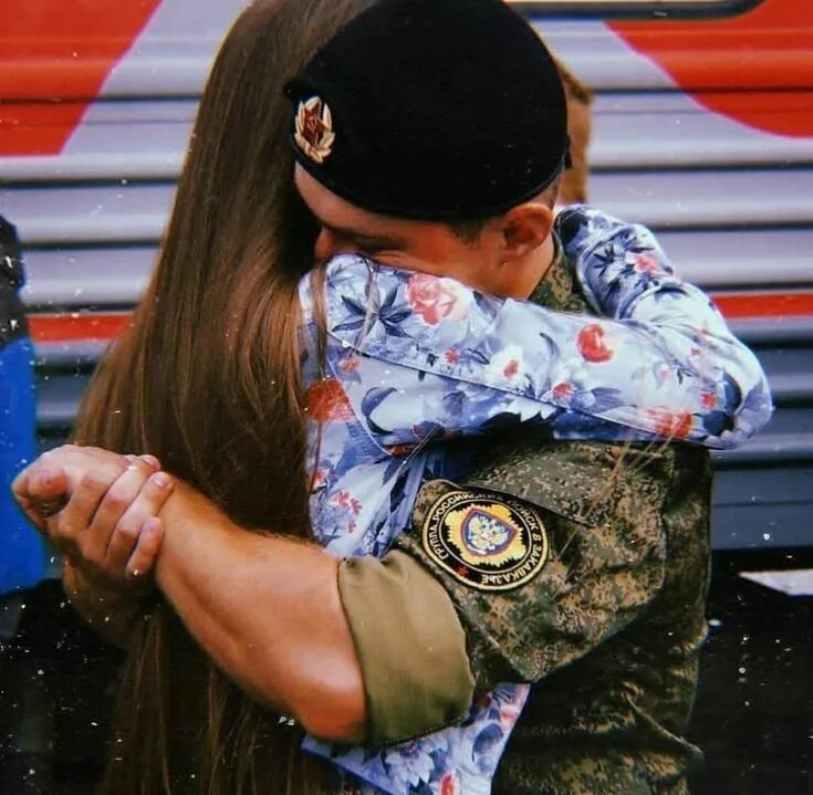 Девушка провожает парня в армию. Парня провожают в армию. Встреча солдата. Девушка солдат. Девушка ждет солдата.