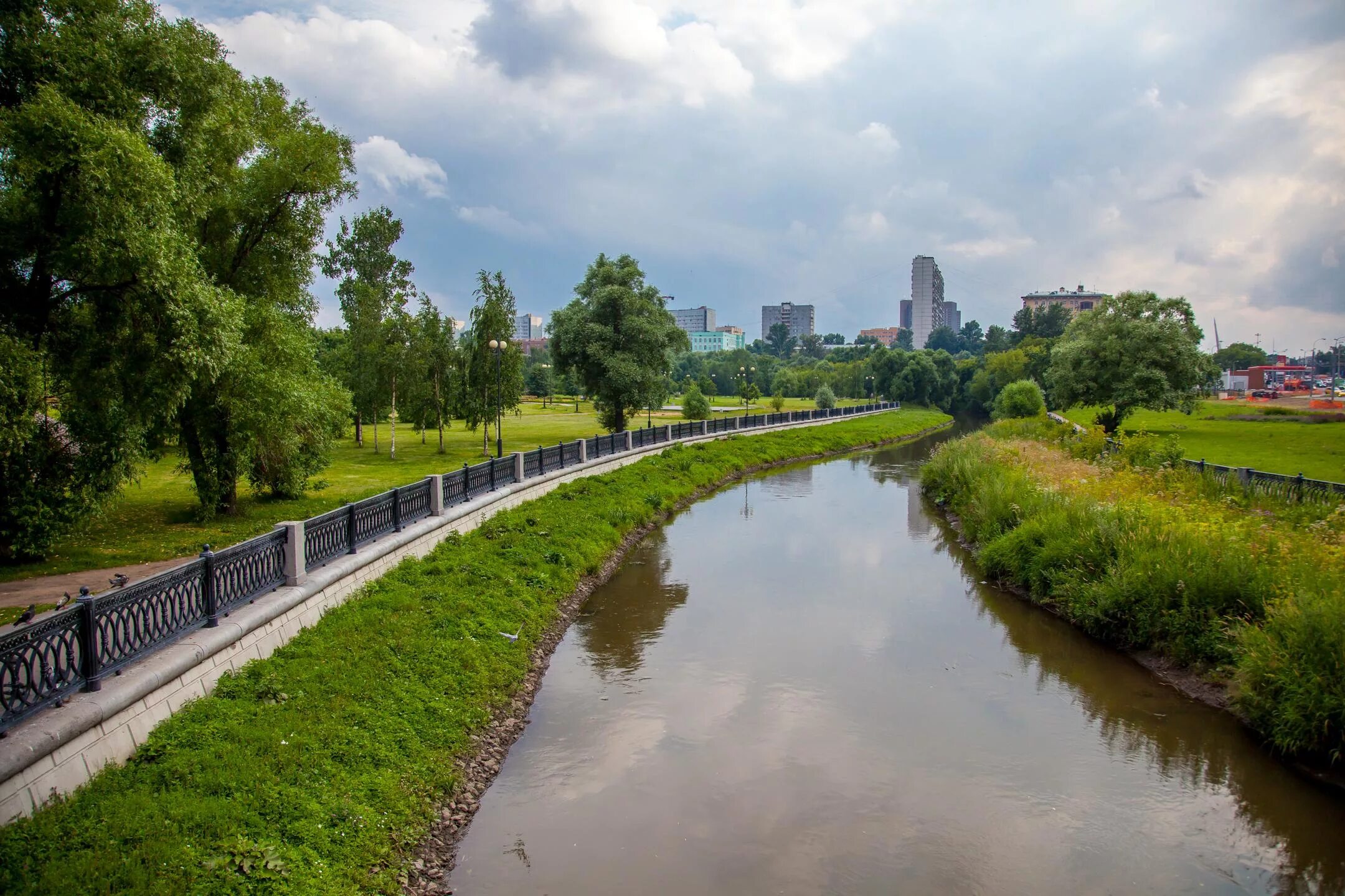 Балашиха, микрорайон железнодорожный, река пехорка. Дмитров набережная. Пушкино серебрянка реаа. Речка серебрянка в пушкино. Река в городе московский.