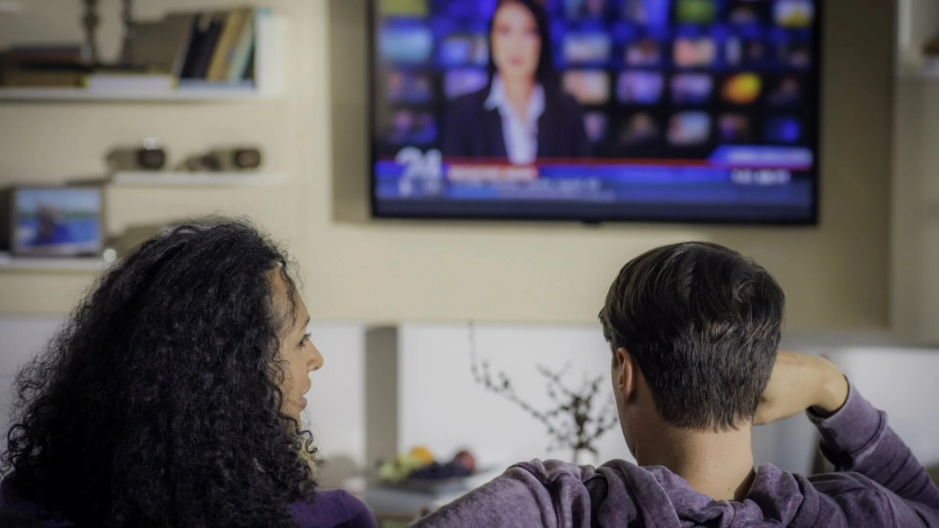 Teenagers survey. She likes to watch the news. She likes to watch the news. Couple watching tablet. Девушка смотрит тв.