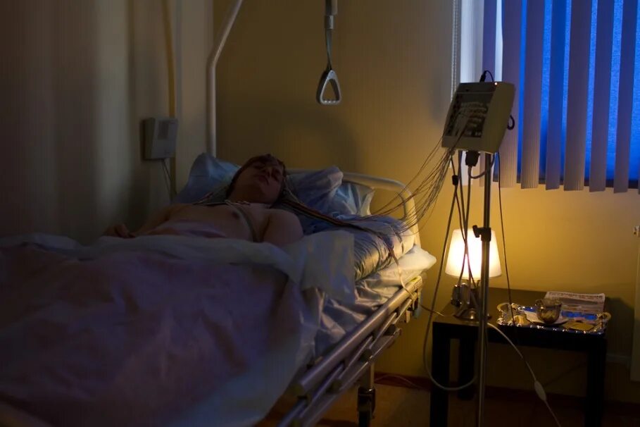 Женщины из психиатрической больницы. Психиатрическая больница психиатрическая больница сочи. Сон хожу по больнице. Сон хожу по больнице. Женщина сидит в больничном коридоре.