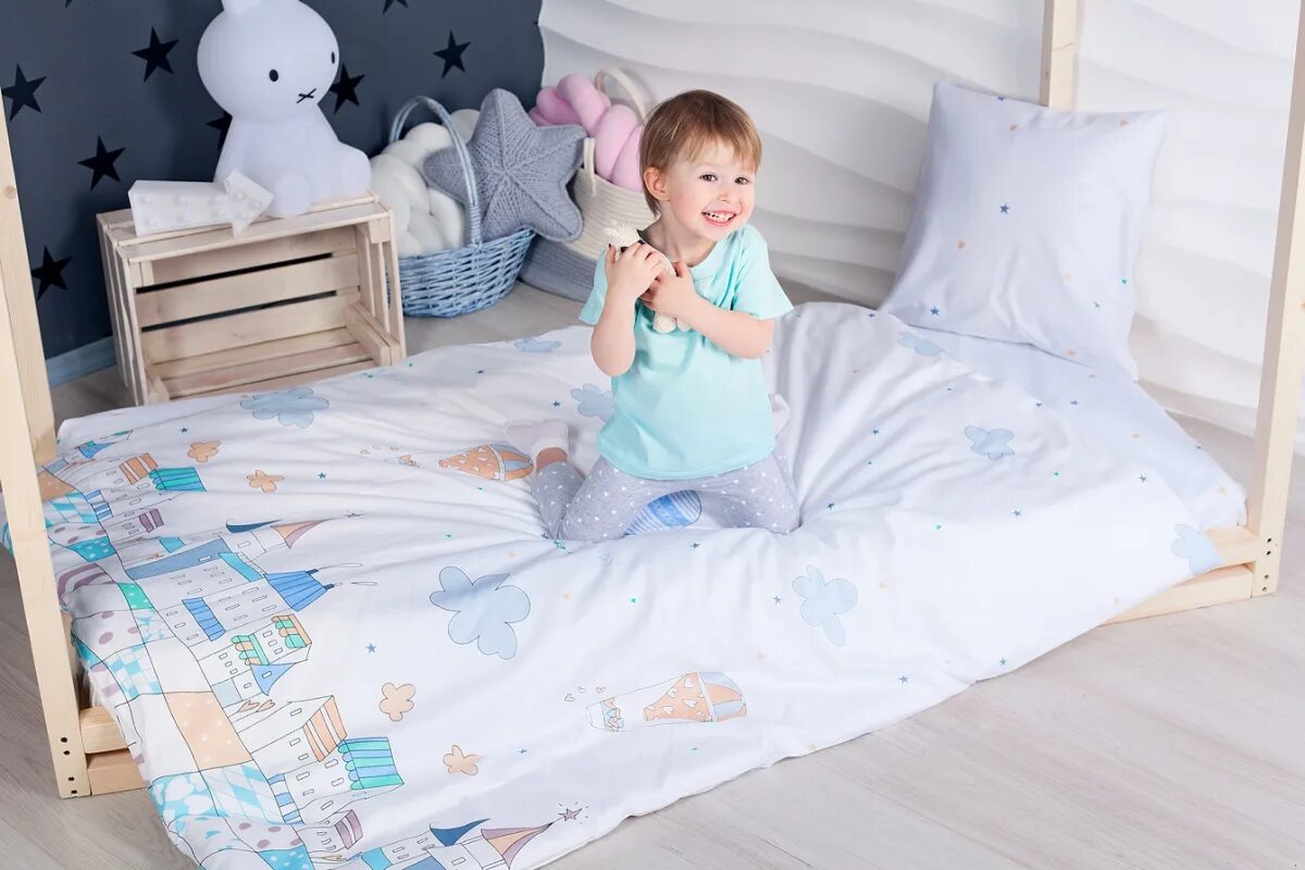 Постель ровно. Постельное белье для малышей. Детская кровать постельное белье. Малыш в постели. Постельное белье для девочек.