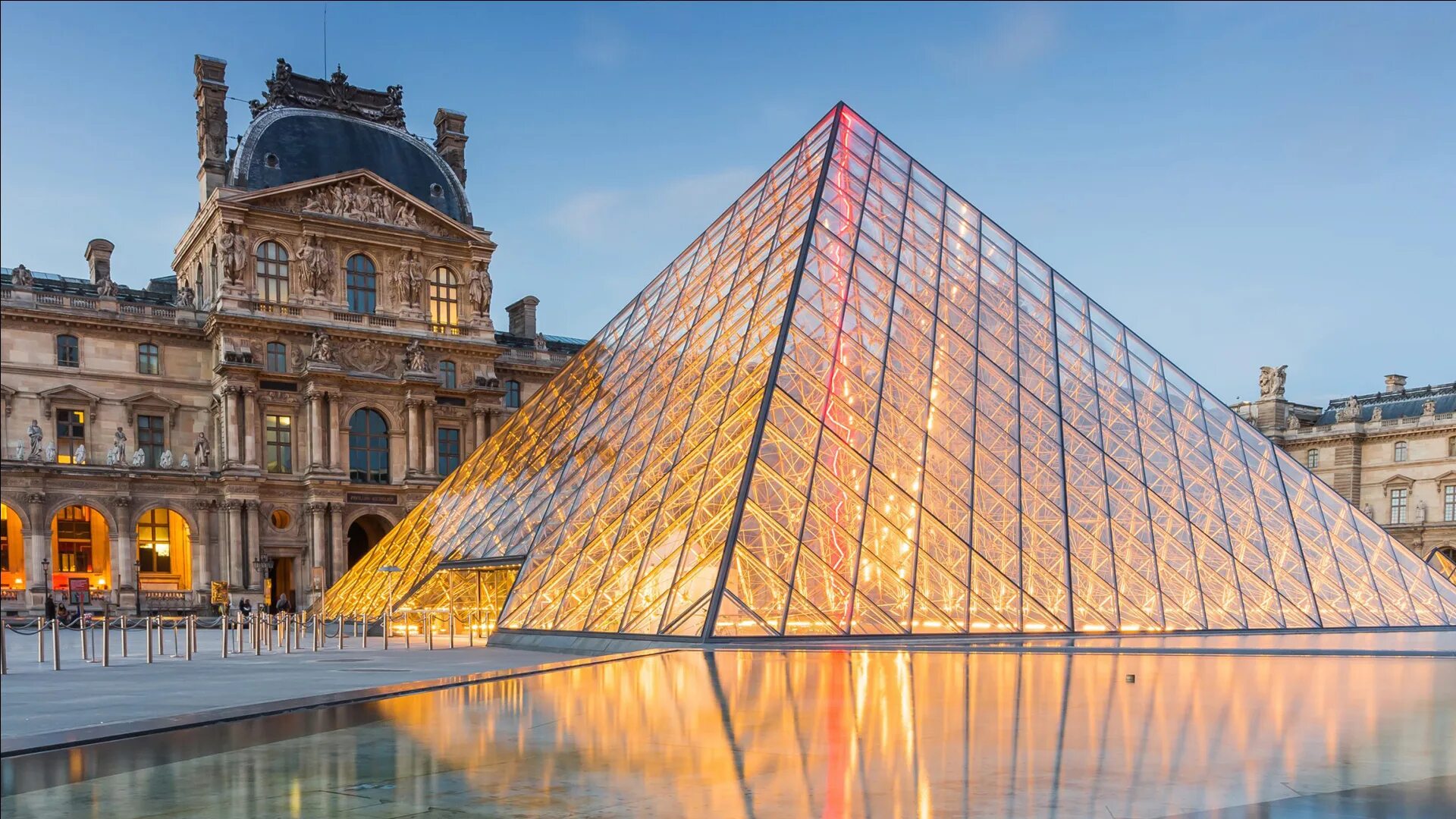 Знаменитый музей в париже. Лувр Париж виртуальная экскурсия. Лувр внутри. Зал Лувра.