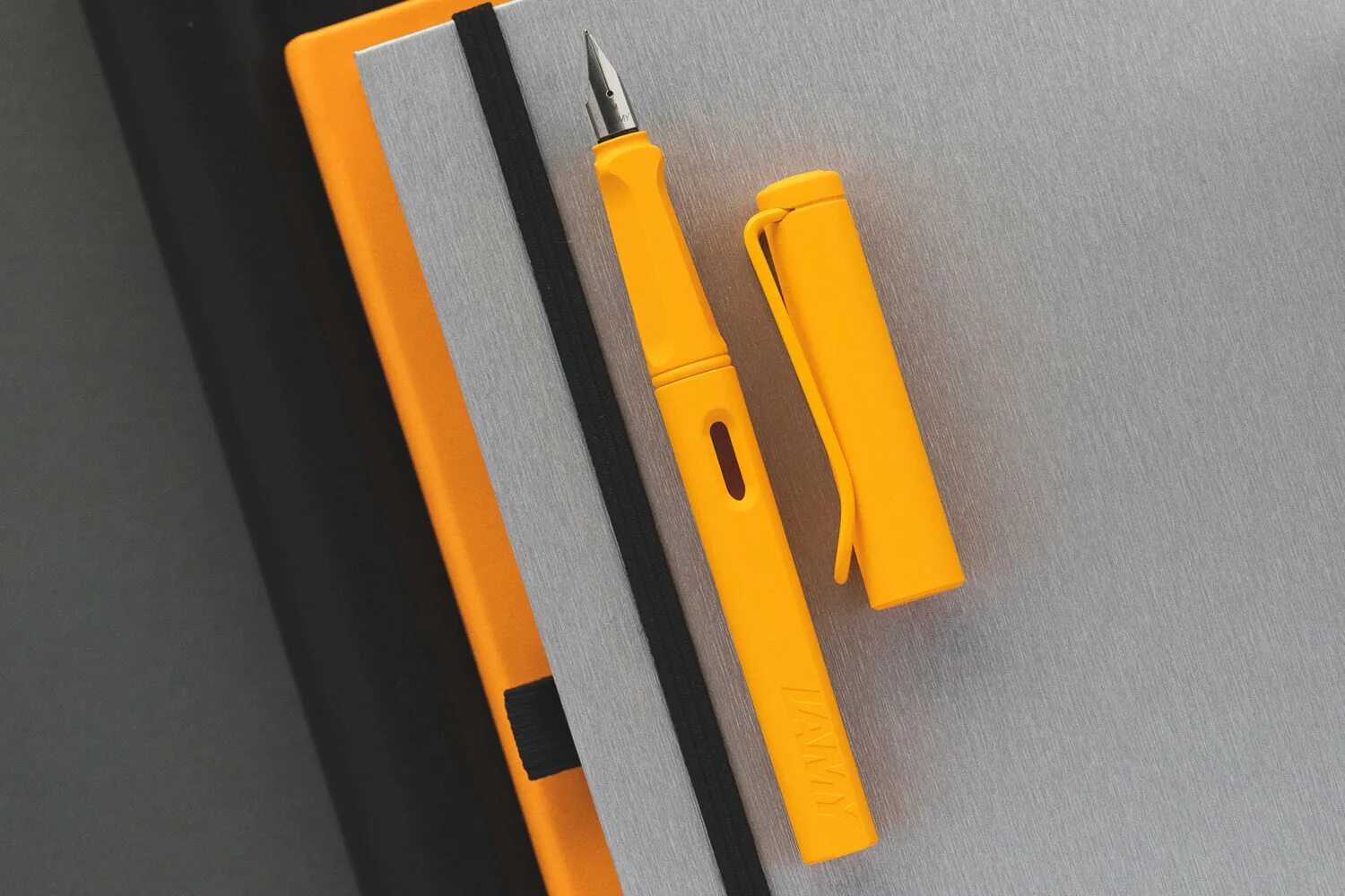 Lamy safari. Ручка Lamy Safari. Лами сафари перьевая ручка. Lamy Safari манго. Перьевая ручка Lamy Safari Mango.