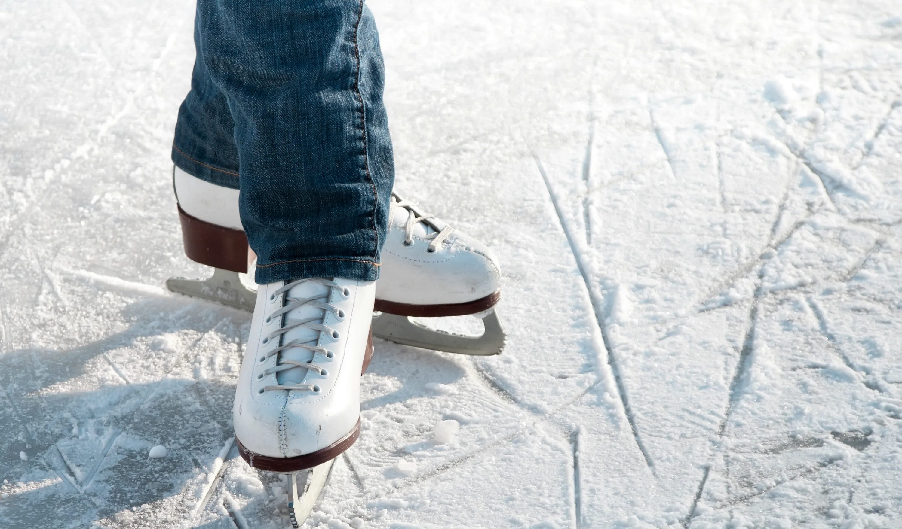 Лед коньки каток. Каток коньки. Ноги в коньках. Коньки фигурные на льду. Ноги в коньках на льду.