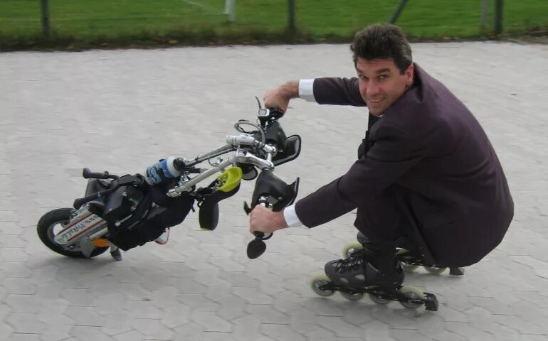 Электроролики на обувь razor turbo jetts. Электроконьки. Самые первые роликовые коньки. Роликовые коньки с электроприводом. Ролики с мотором.