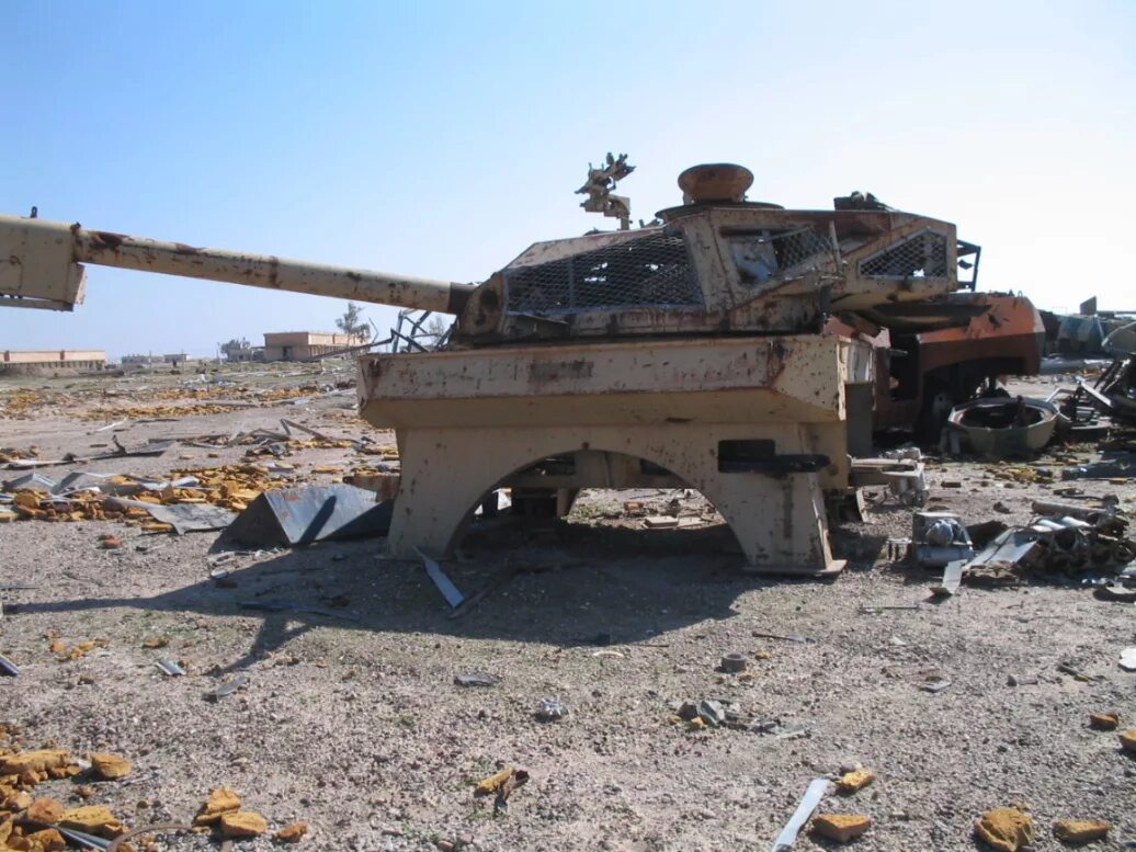 Подбитые танки абрамс на украине. Танк Чифтен в Ираке. Танки Ирака 2003. Т55 свалка Ирак.