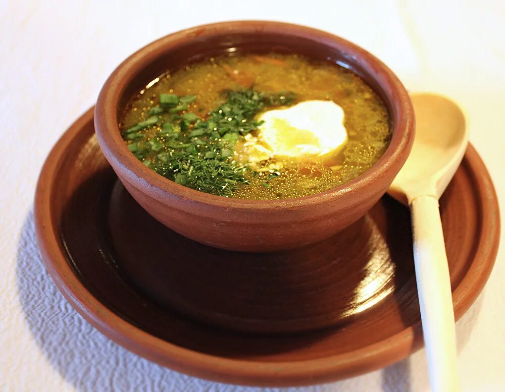 Тарелка щей. Деревянной ложкой хлебали щи. Ложка хлебать щи. Щи в старину. Лаптем щи хлебать.