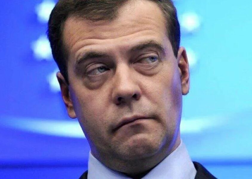 Том что в данное время. Медведев лицо. Медведев рожа. Медведев смешной.