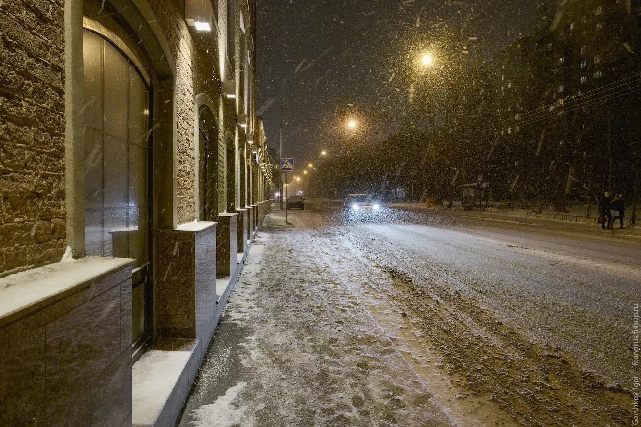 Падает снег 7. Зимняя улица. Зима ночь город. Зимний город. Зимняя ночь в городе.