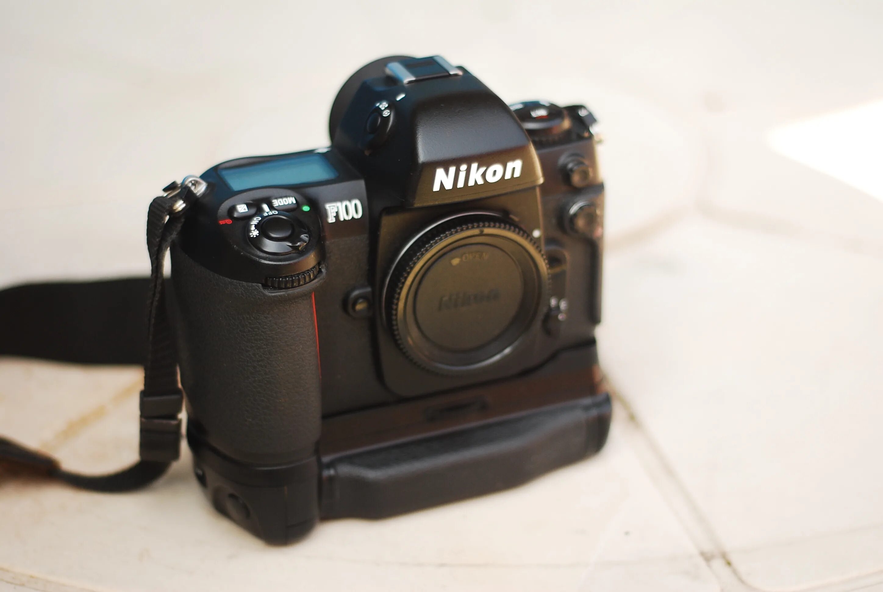 Nikon f 100. Батарейки для nikon f100. nikon 100. f100 фотоаппарат.