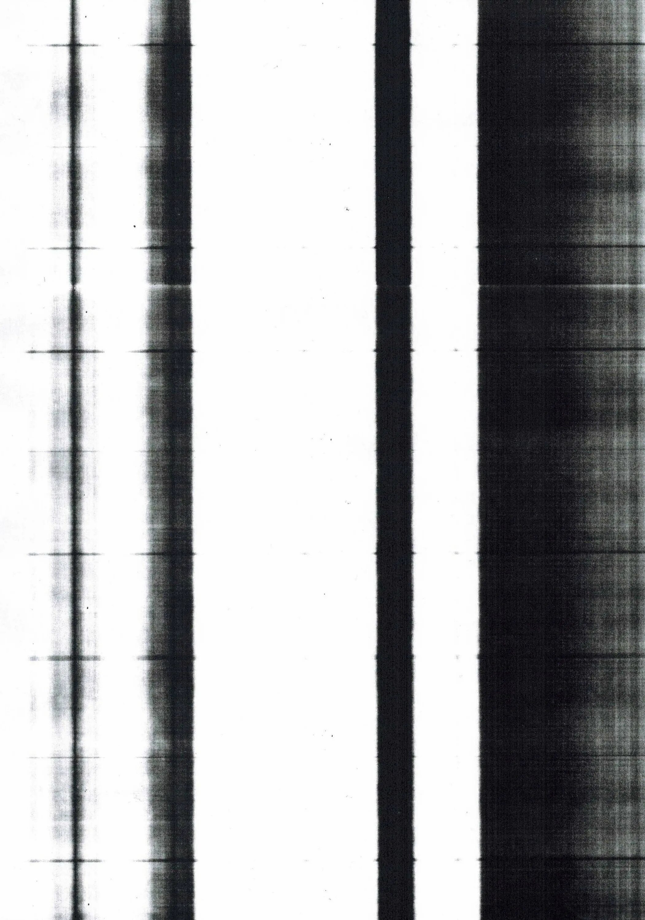 Скан пленочного зерна Ilford Delta 400pr. Белая полоса сбоку. Полосы от принтера. Лазерный принтер вертикальные полосы.