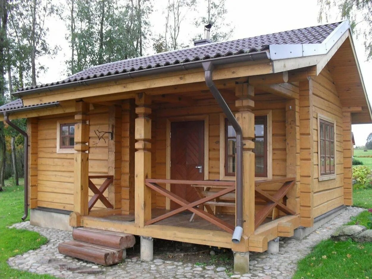 Баня с верандой. Баня из бруса с террасой. Баня с беседкой и мангальной зоной. Деревянные бани из бруса. Баня брус.
