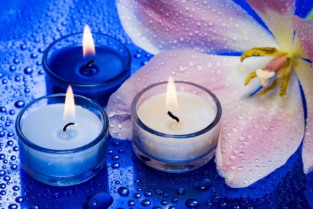 Магия спа. Красивые свечи. Голубые свечи. Синяя свеча. Цветы и свечи.