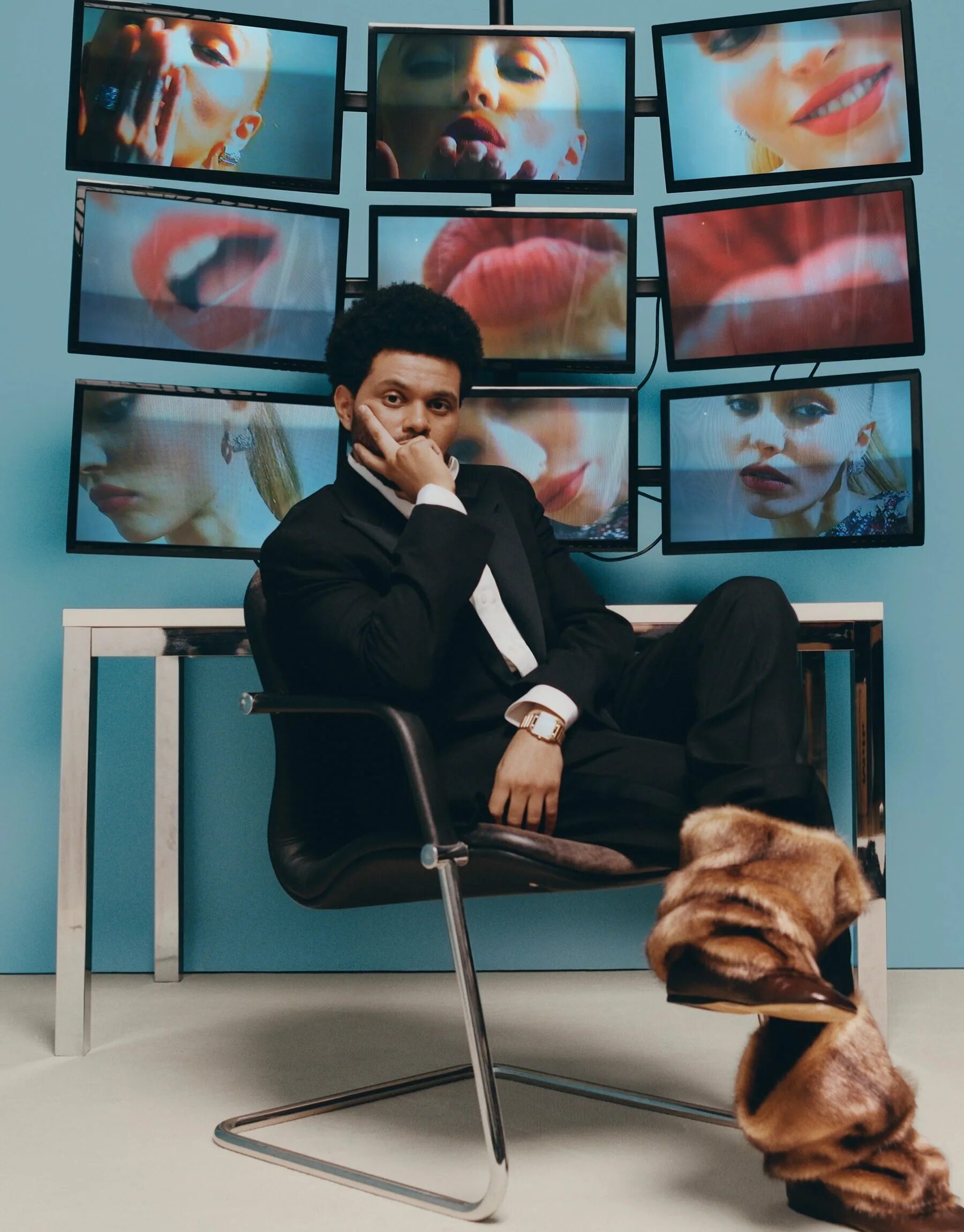 Песня house of balloons glass table girls. The Weeknd фотосессия. Кино исполнитель. Хозяин сериал 2023. Обложки артистов.