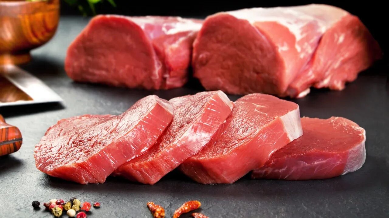 Красное мясо животных. Мясо. Мясо говядина. Свежее мясо говядина. Жирные сорта мяса.