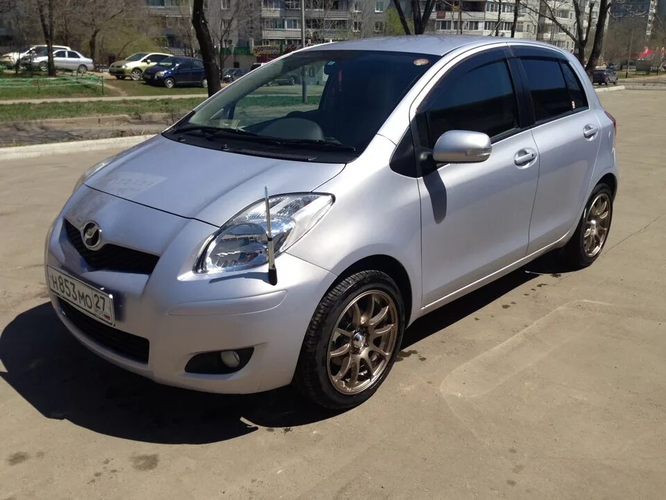 Купить витц дром. Toyota Vitz 1.3. Toyota Vitz 2009. Toyota Vitz (90). Toyota Vitz 2009 трëх дверная.