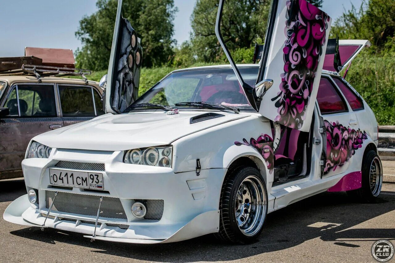 Лов машина. Кубанский тюнинг. Белая машина стрелка. Amazing car Fest Брянск. Крырыатялр ВАЗ на во.