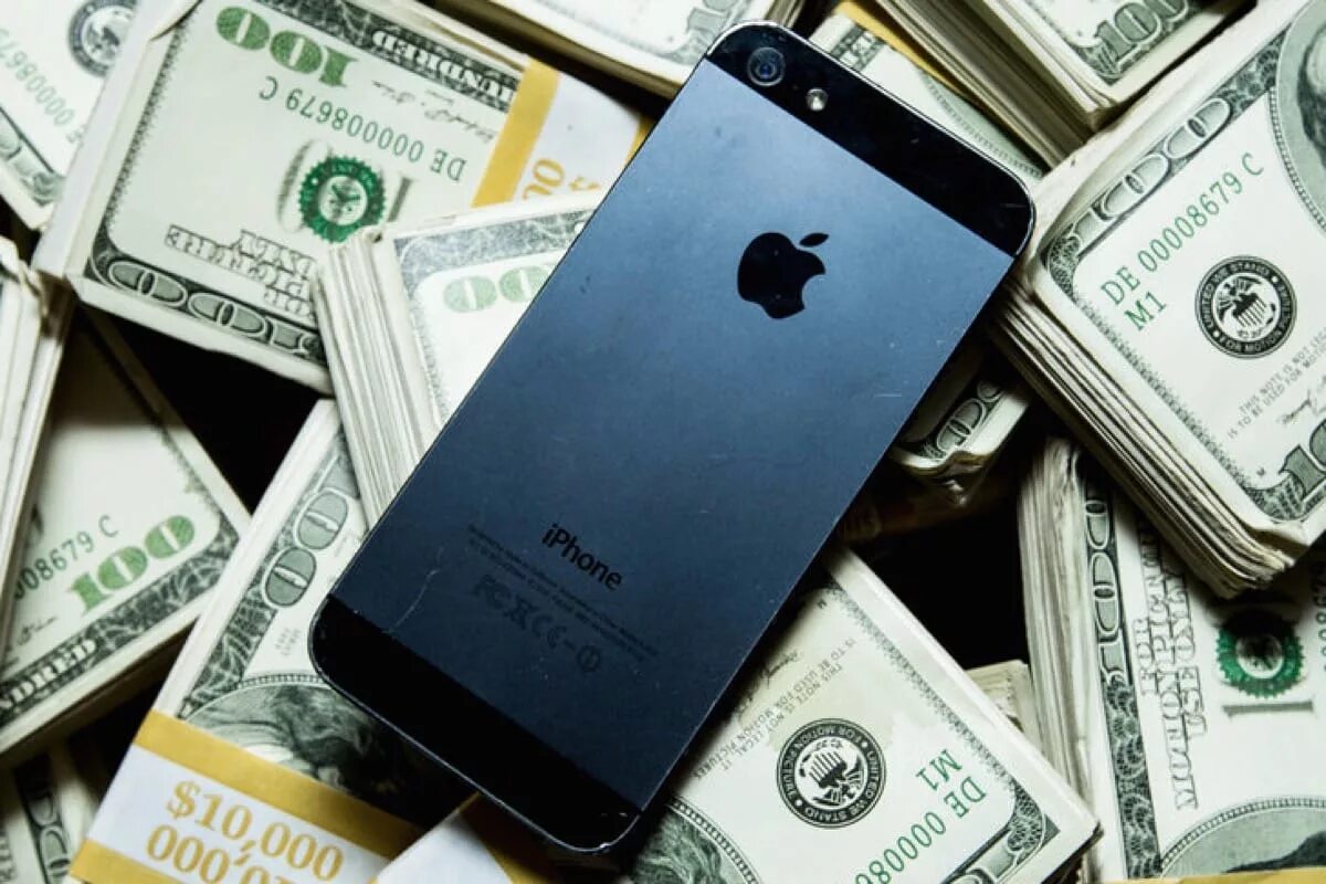 Компания деньги будут телефон. Айфоны подешевели. Айфон и деньги. Айфон в долларах. Apple деньги.
