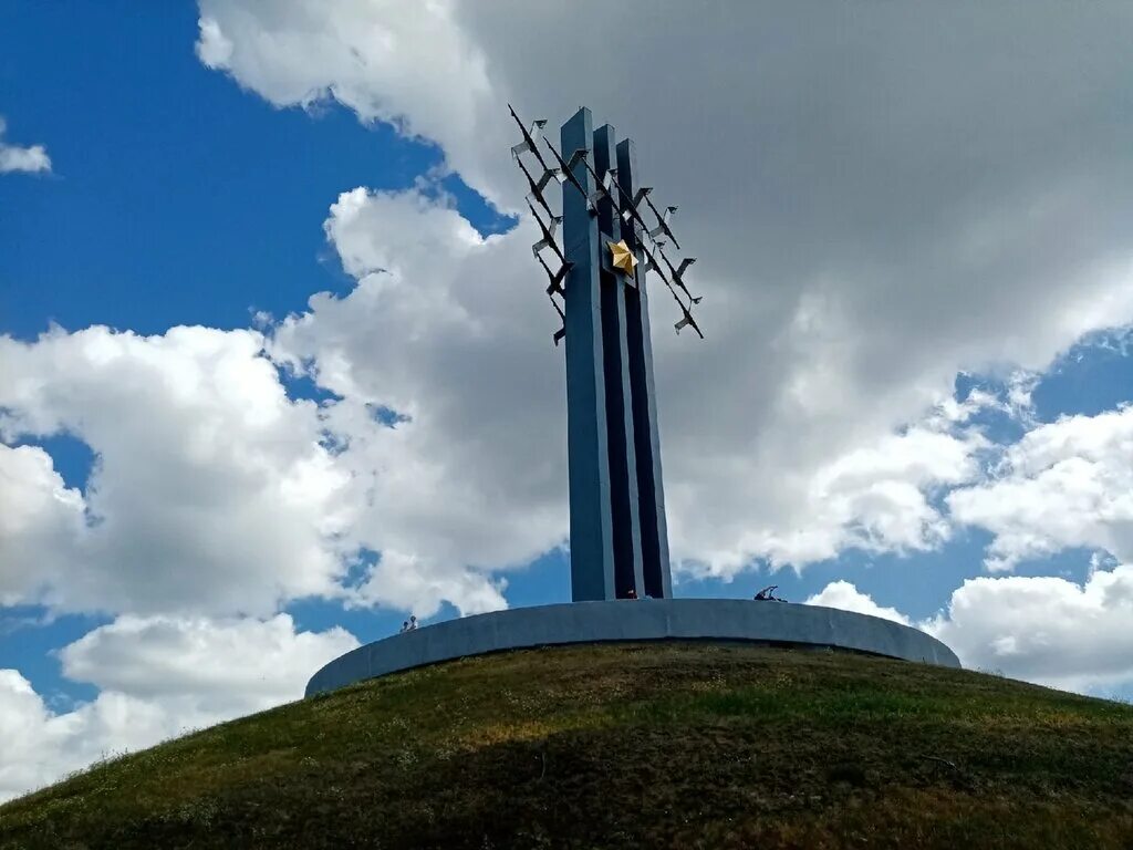 мемориальный комплекс журавли. мемориальный комплекс журавли. мемориальный комплекс журавли саратов. памятник журавли в саратове. памятник журавли в саратове.