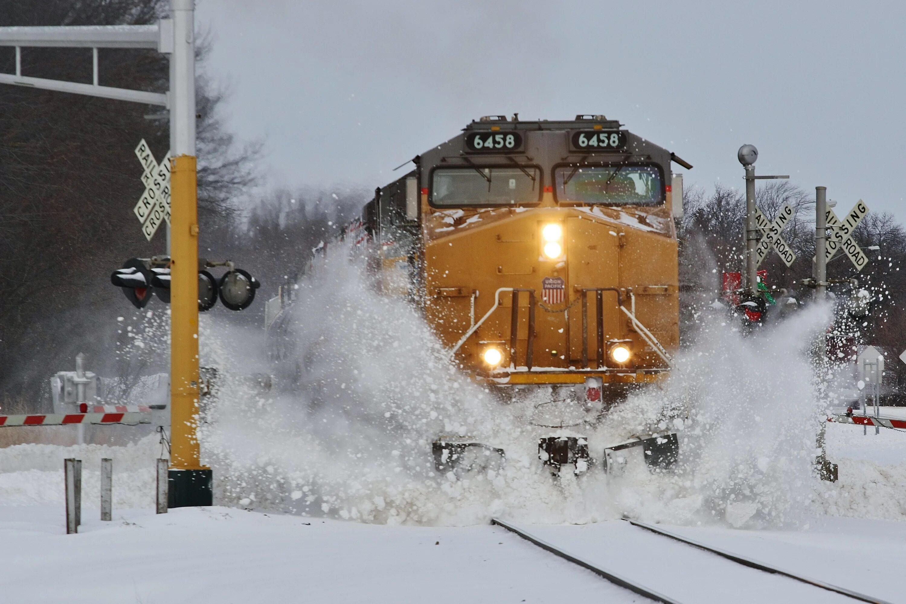 Поезд снежные заносы. Сахалинская железная дорога зимой. Поезд в снегу. Снегоборьба на железной дороге. Снежный поезд.