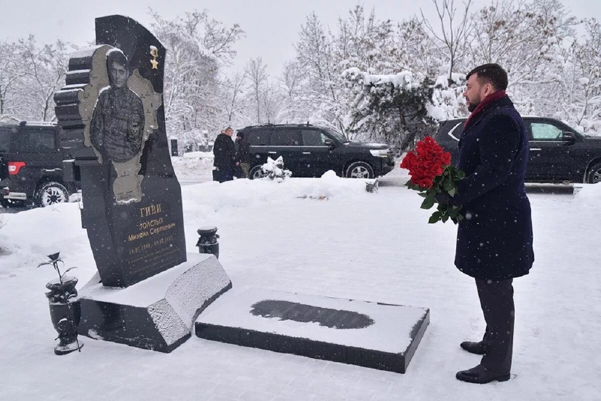 Памятник гиви и мотороле. Могила гиви. Могила гиви и моторола. Кладбище донецкое море аллея героев. Памятники захарченко гиви моторола.