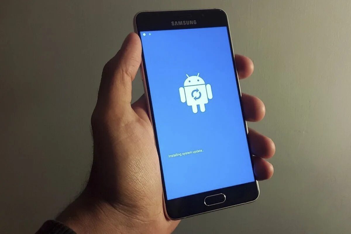 Завис телефон после обновления. Самсунг с голубым экраном. Samsung с синим экраном. Телефон самсунг с голубым экраном. Samsung Galaxy голубой экран.