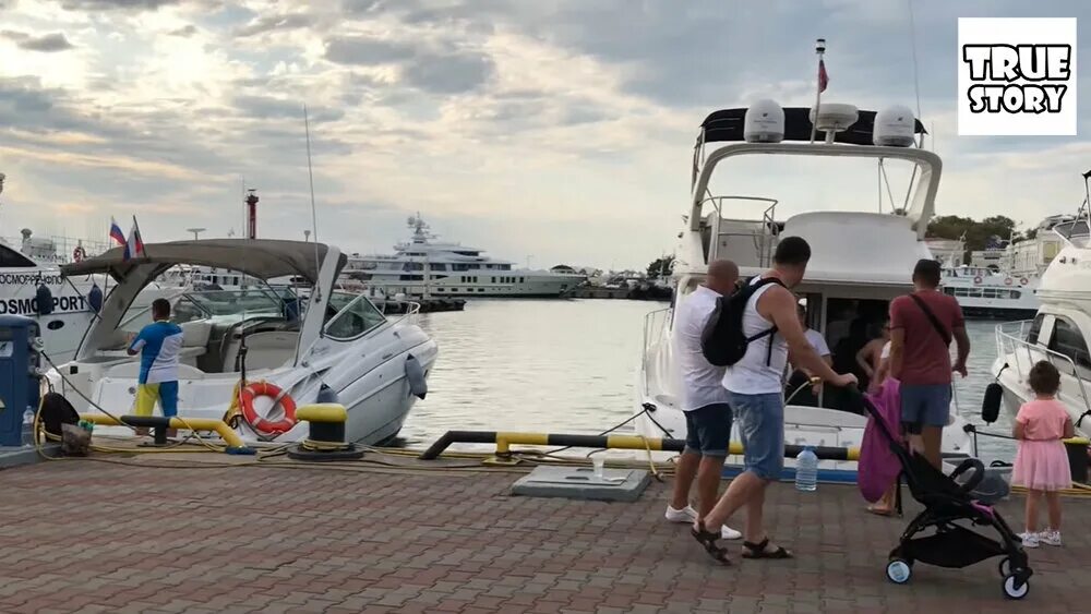 Яхта Медведева в Сочи. Яхта Медведева Фотиния. Яхта Медведева в Костроме. Яхта Медведева в Плесе.