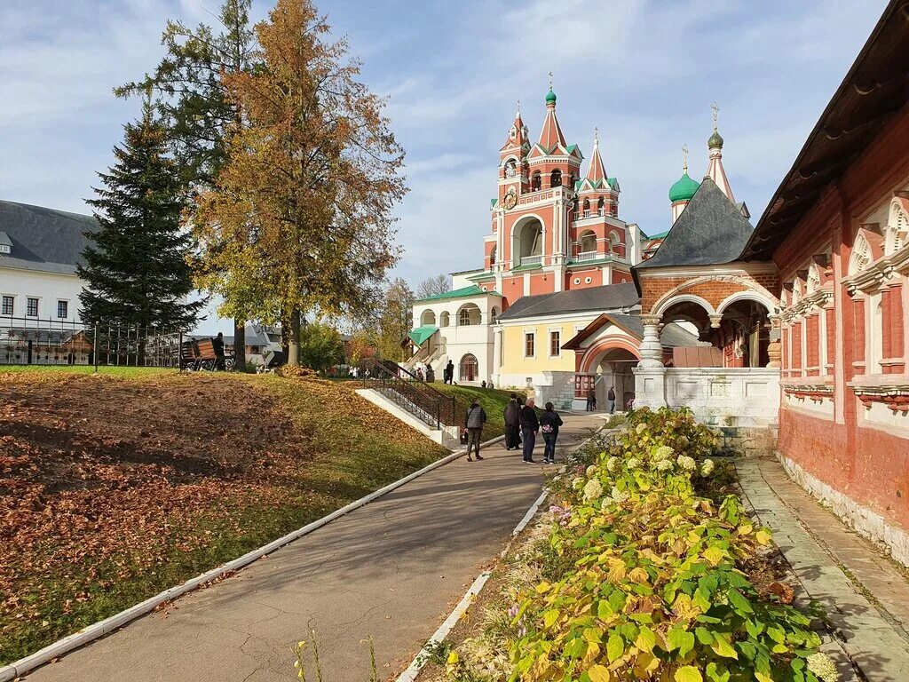 Звенигород московская 3. Савино-Сторожевский монастырь, Звенигород. Звенигород монастырь Саввы Сторожевского. Саввино-Сторожевский монастырь осень.