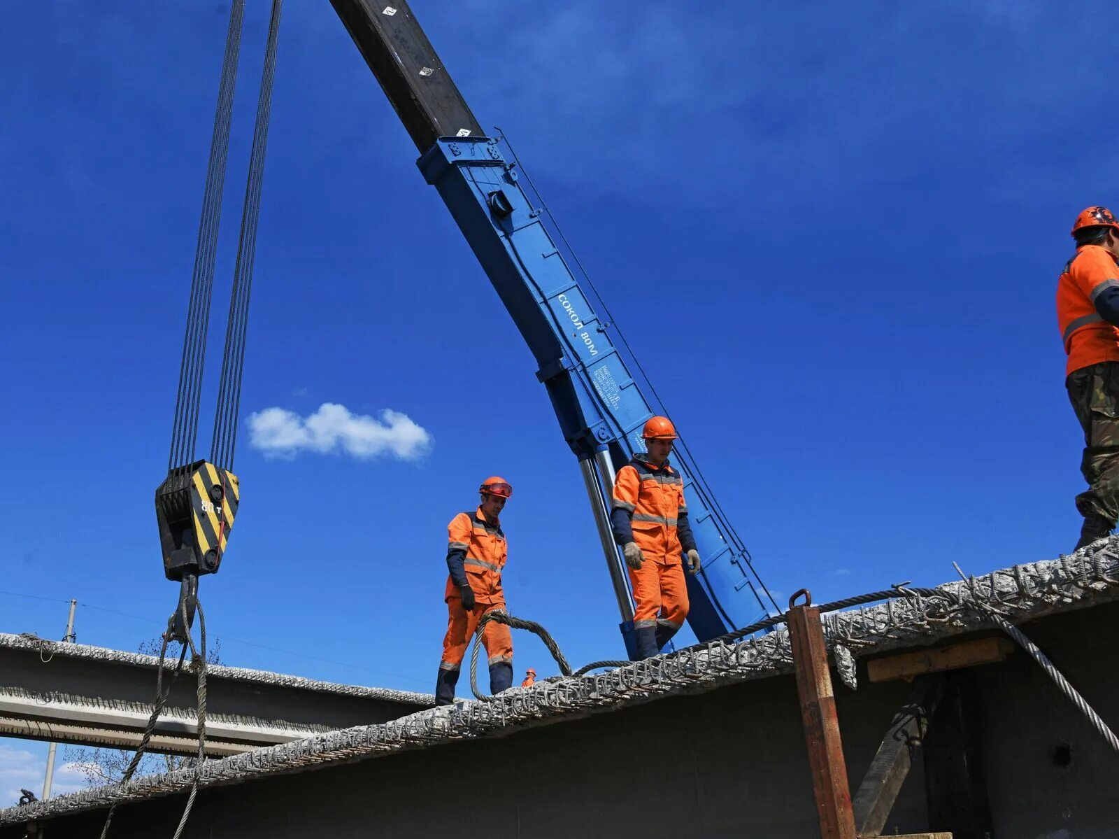 Строитель вахта. Работа вахтой мосты. Рабочие на стройке. Работа вахтой мосты. Стройка моста.