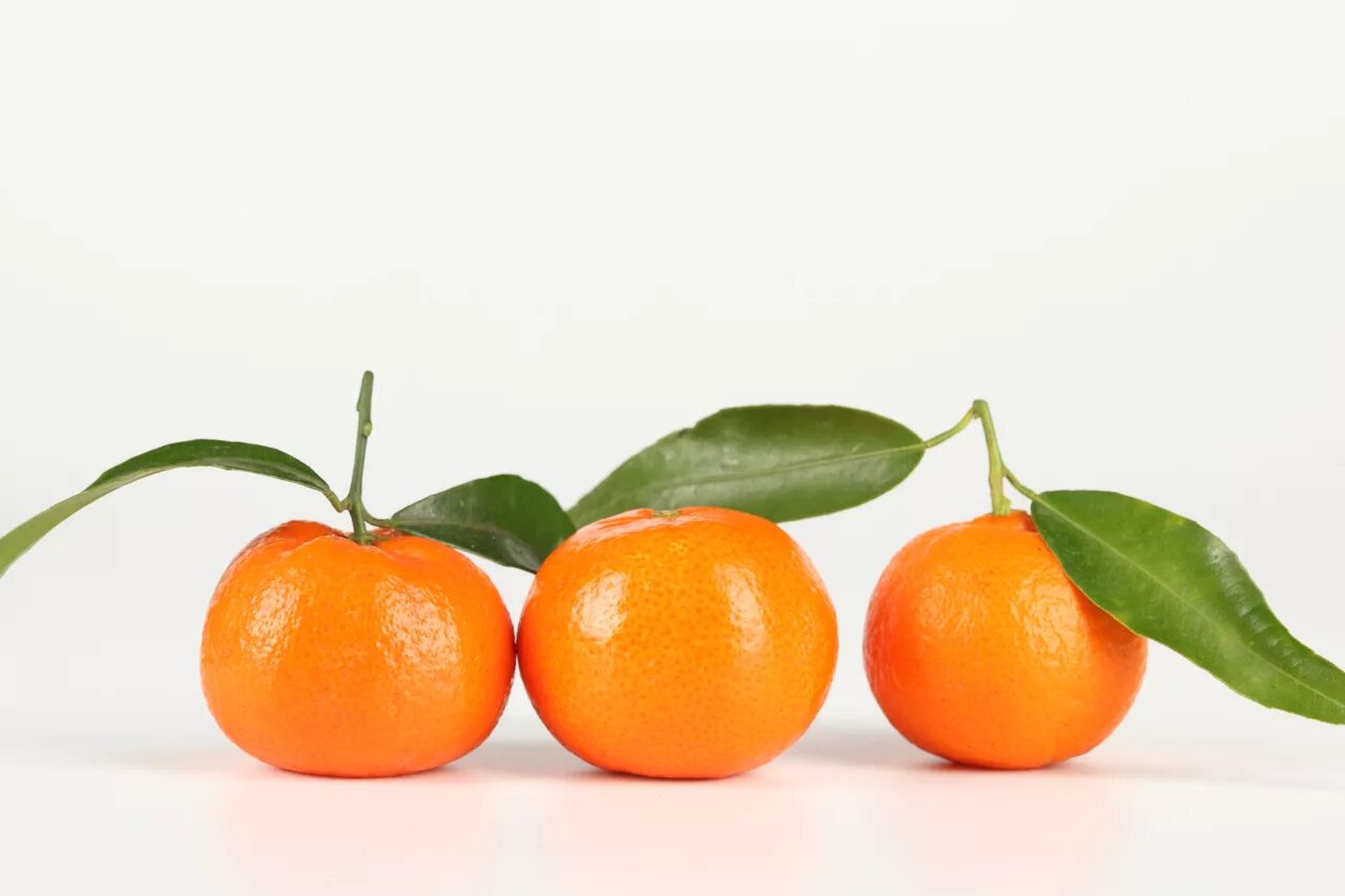 Мандарины лежат. Ваза для мандаринов. Апельсин на столе. Мандарин померанец. Кучка апельсинов.