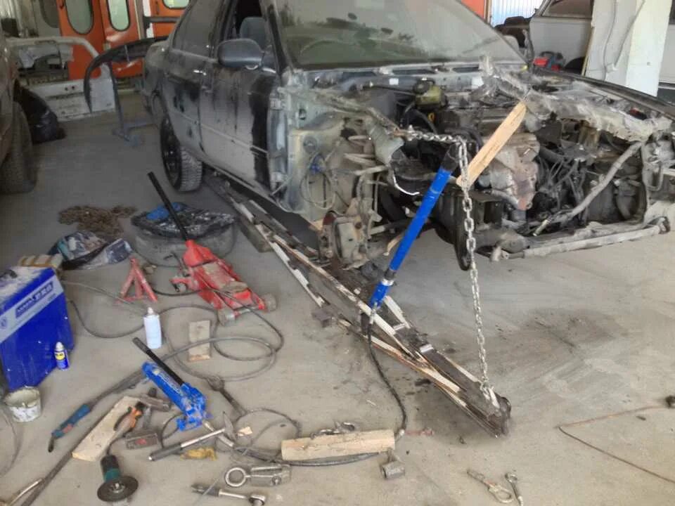 Вытягивание лонжерона лебедкой. Вытяжка лонжерона ваз 2114. Ваз 2114 вытягиваем лонжерон. Как вытянуть лонжерон. Вытяжка лонжерона виста 40.