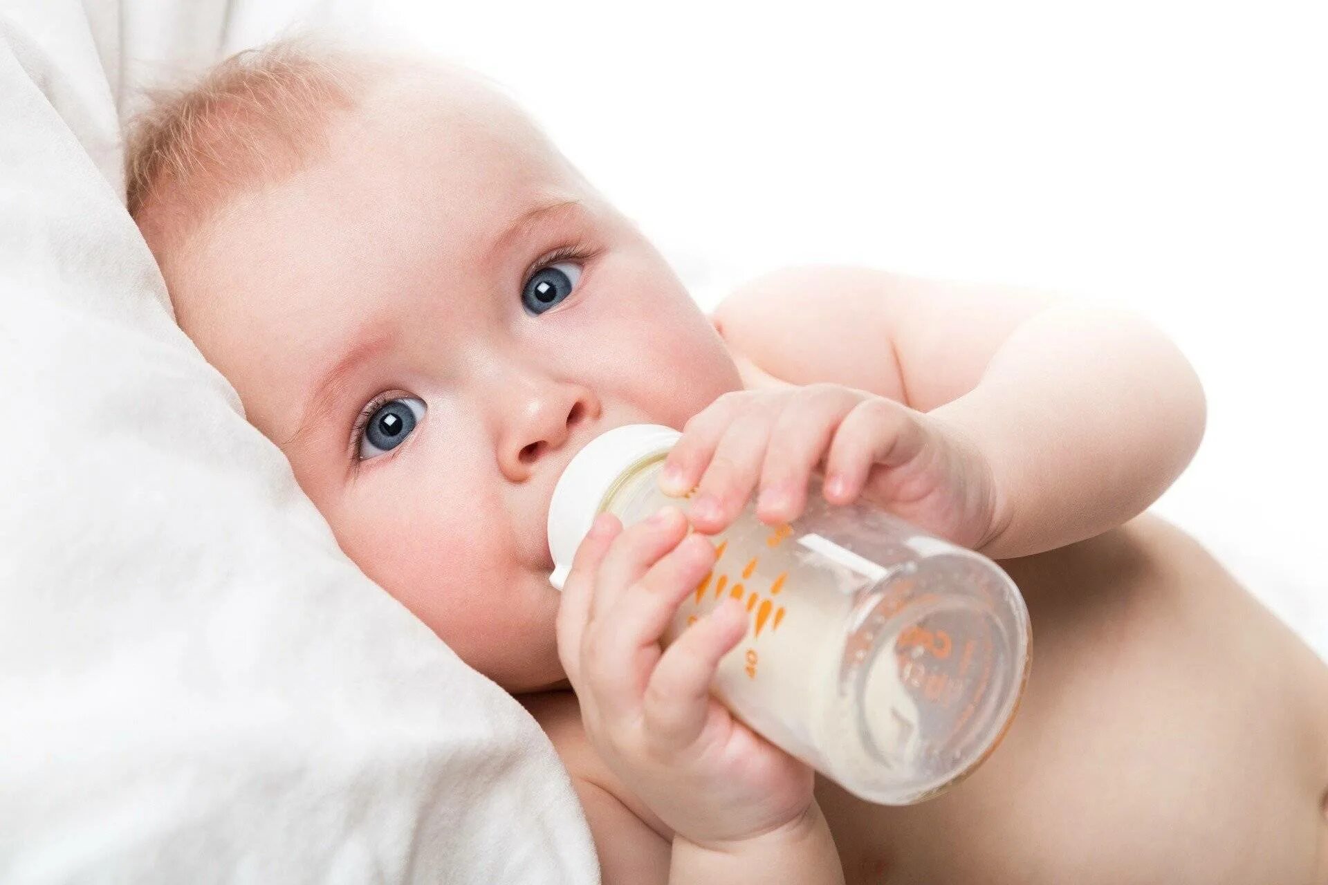 Можно ли пить грудному ребенку пить. Малыш бу. Ребенок с бутылочкой. Малыш с бутылочкой. Искусственное вскармливание.
